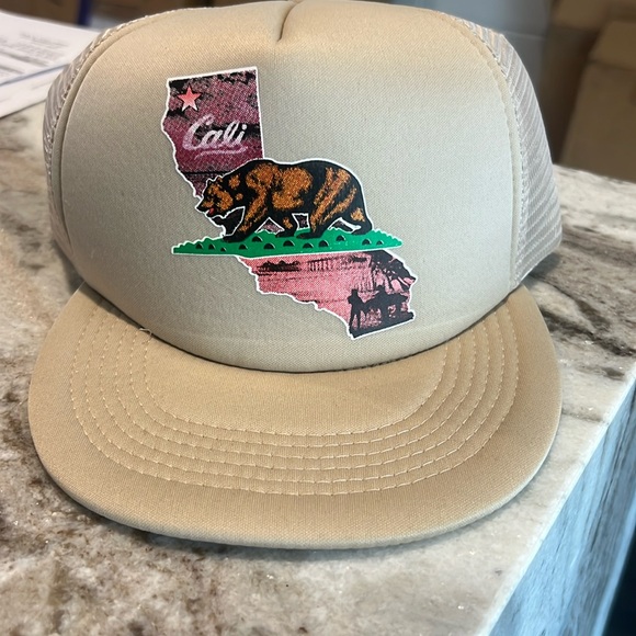 NWT Cali Trucker Hat Unisex - Picture 1 of 4